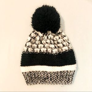 Pom pom winter beanie hat